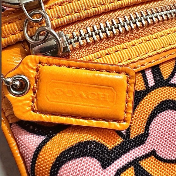 COACH POPPY 3D OP ART Groovy Pink and Orange Wristlet. - Picture 4 of 13